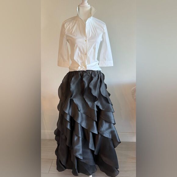 Carolina Herrera Gray  Maxi Skirt with Ruffled Tiers. - Picture 4 of 5